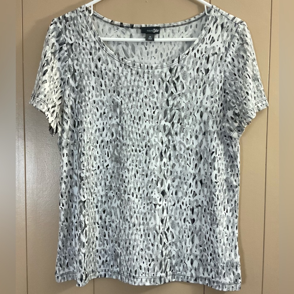 EAST 5TH BLACK AND WHITE SPECKLED BLOUSE SIZE MEDIUM